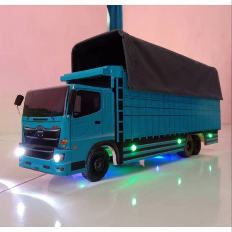 Miniatur truk hino 500 bisa belok oleng