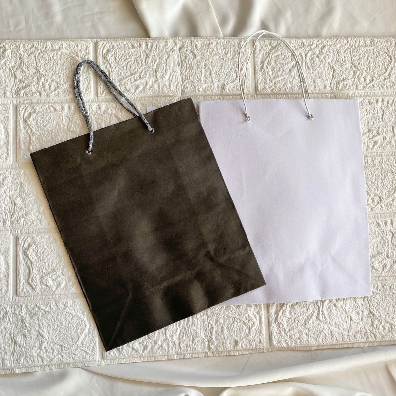 

PAPERBAG POLOS HITAM & PUTIH 23×20cm