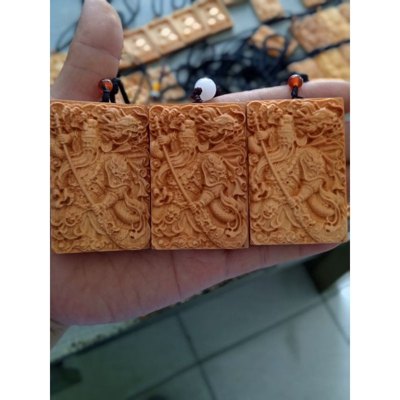 Liontin Dewa Kwan im