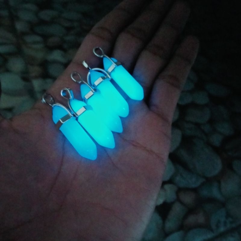 liontin/bandul kalung batu pospor menyala dalam gelap
