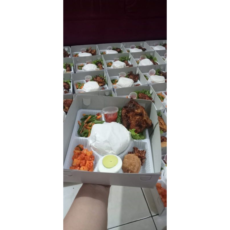 

nasi box premium yg terbaru dari dapoer Mak lina