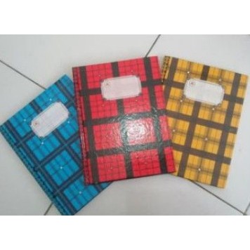 

Buku Kwarto 100 Lembar Merek AA / Buku Hard Cover Quarto 100 Lembar ( Harga 1 Buku )