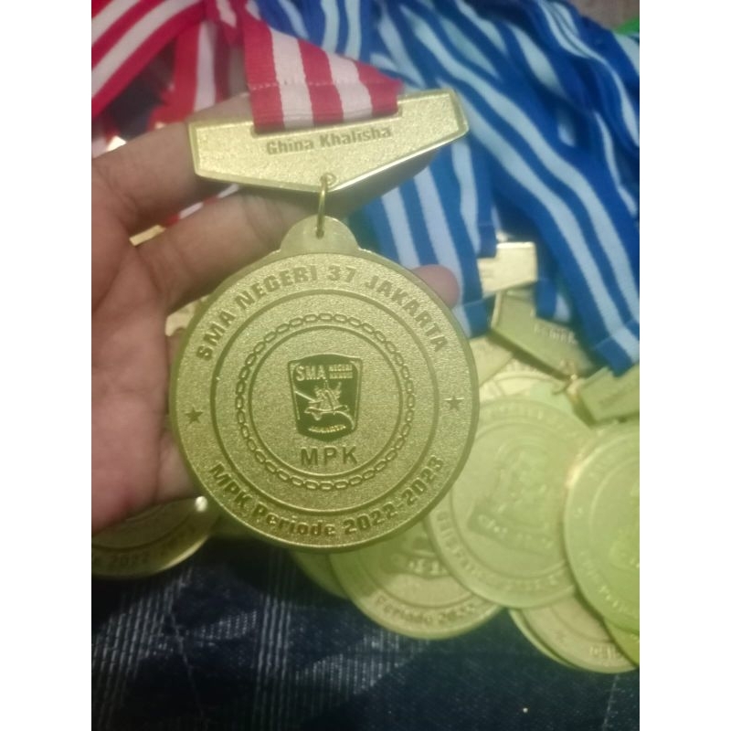 medali wisuda logam kuningan