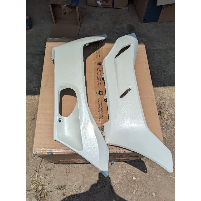 COVER  UNDER SIDE DEK BAWAH PCX 150 TAHUN 2017 2021 PUTIH GLOSSY