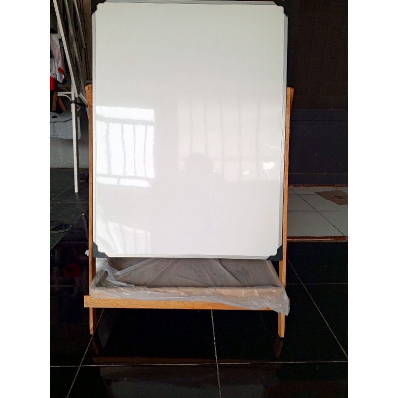 

PAPAN TULIS WHITEBOARD PLUS KAKI KAYU JATI LACI