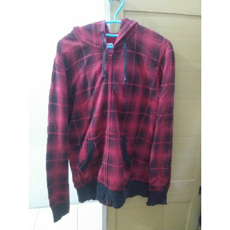 Uniqlo Hoodie Zipper Tartan merah hitam