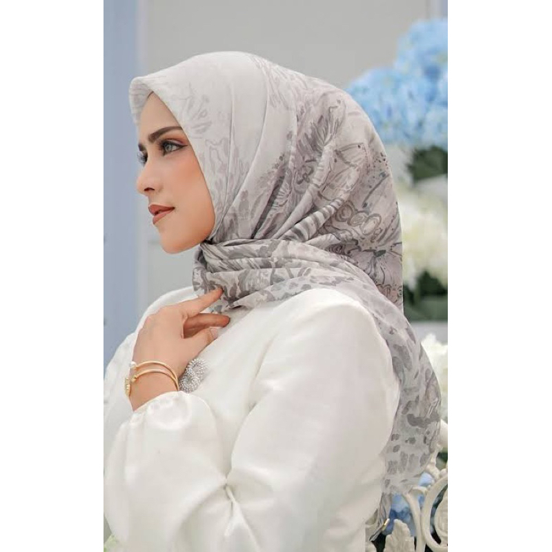 Preloved Buttonscarves Farsha Bone