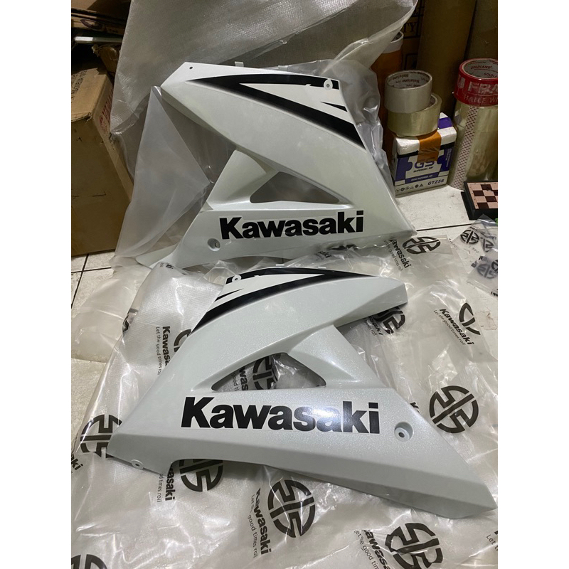 Sepasang Sayap Fairing bawah Ninja RR new 2012 Putih SE stiker