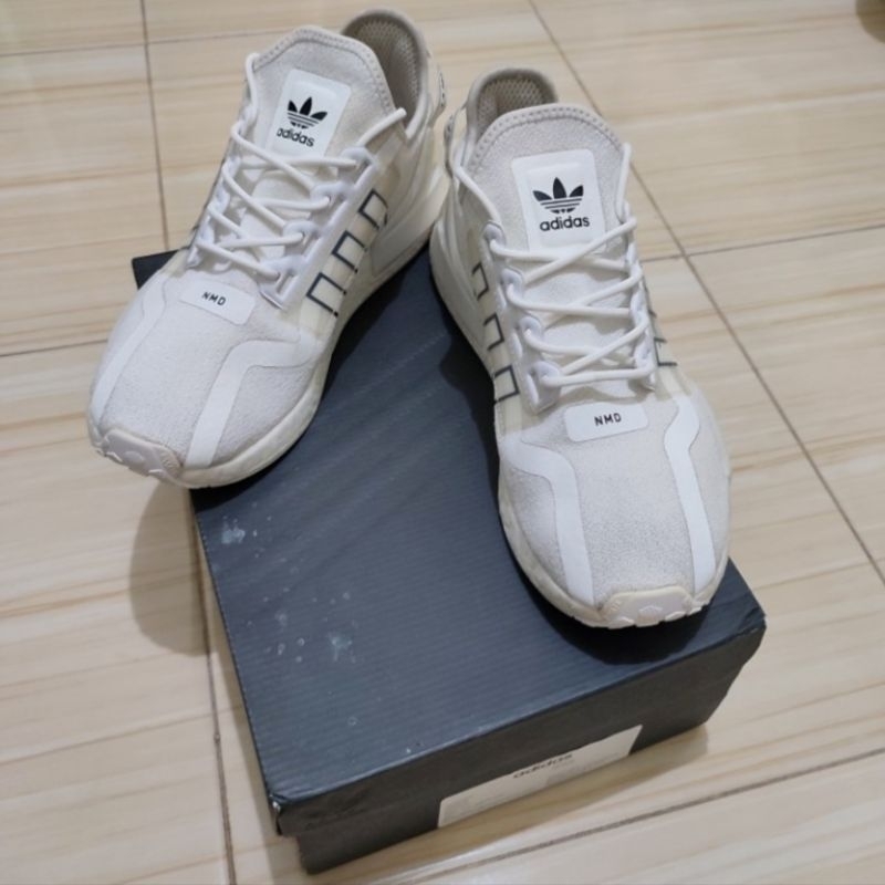 (SOLD) Preloved PL ADIDAS NMD_R1 V2 SHOES ORIGINAL 100% SEPATU PRIA SECOND PUTIH WITH BOX