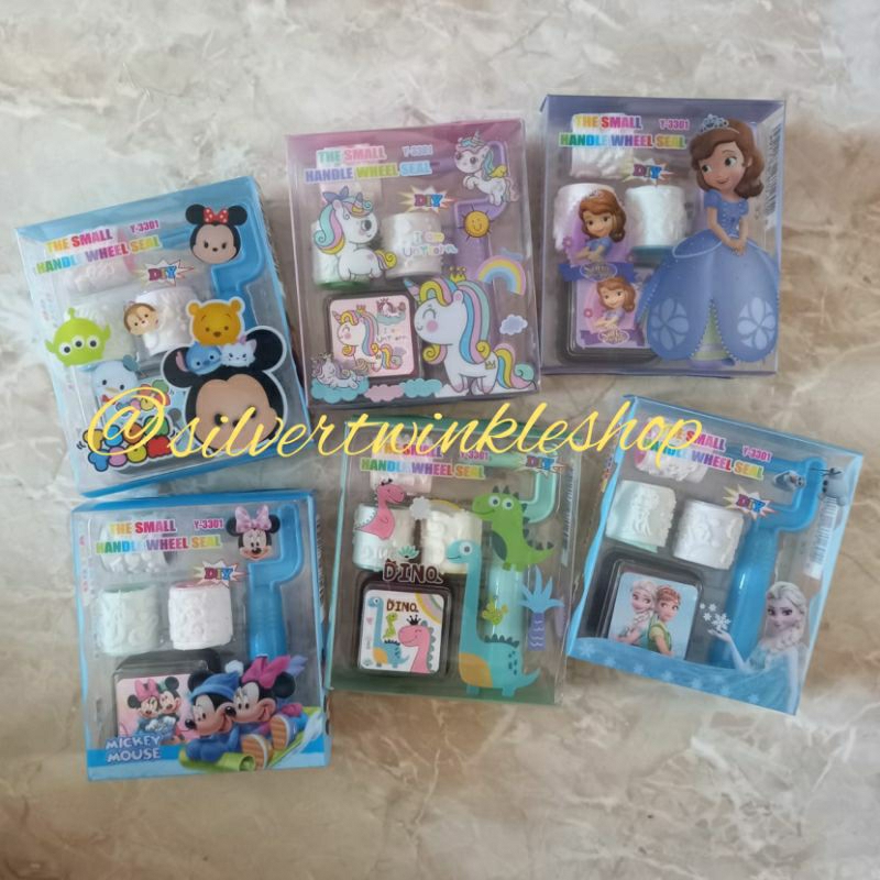 

Mainan edukasi anak stempel roll karakter kartun roller stamp cap capan edukatif alat tulis altul stationery stationary montessori sensory sensori stemp maenan tinta ink refill reward frozen dinosaurus mickey disney sofia princess unicorn pegasus