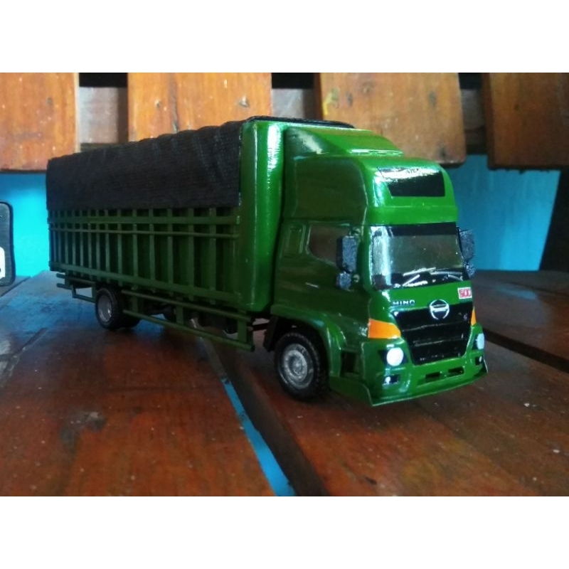 Miniatur truk Hino 500 hijau