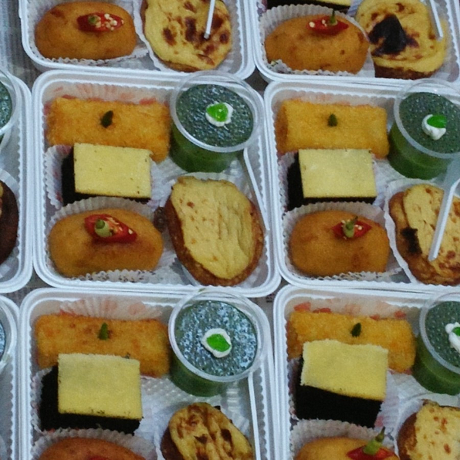 

Paket Kue Kotak 4 Kue Premium Lengkap Kolak atau Puding untuk takjil