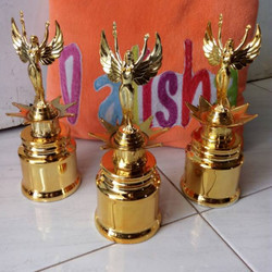 Piala Dewi Oskar Piala Dewi Sayap Piala Fashion Show Piala Tinggi Sama Harga Satuan Piala Patung Pia