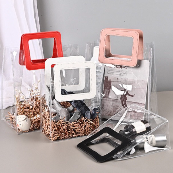 

1.1 Promo Brand EXTRA TEBAL TAS MIKA SOUVENIR HANDLE KULIT PVC TRANSPARAN BENING / TAS GOODIE BAG TOTE BAG TAS KADO HADIAH MEWAH TAS PARCEL HANDLE LEATHER PREMIUM