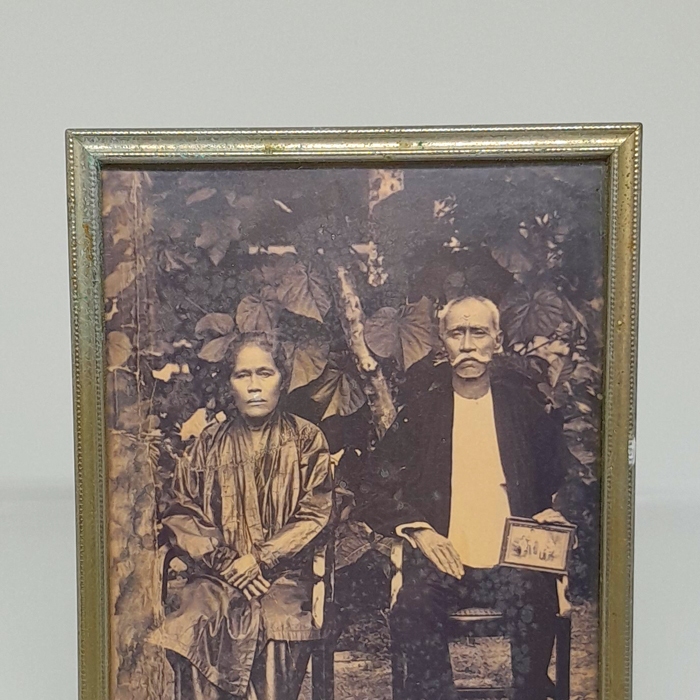 Foto Antik Tradisional Pasangan Orang Tua Berwibawa