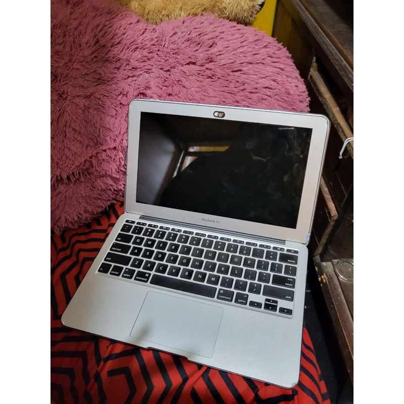 Preloved Macbook AIR 2012 11inc core i5 RAM 4GB SSD 64GB SECOND