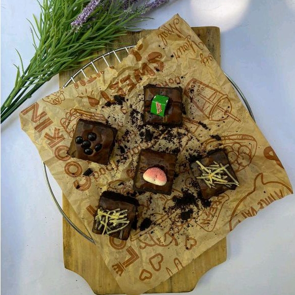 

FUNIES|| fudgy brownies free all variant topping|| ukuran 20x20 isi 25pcs