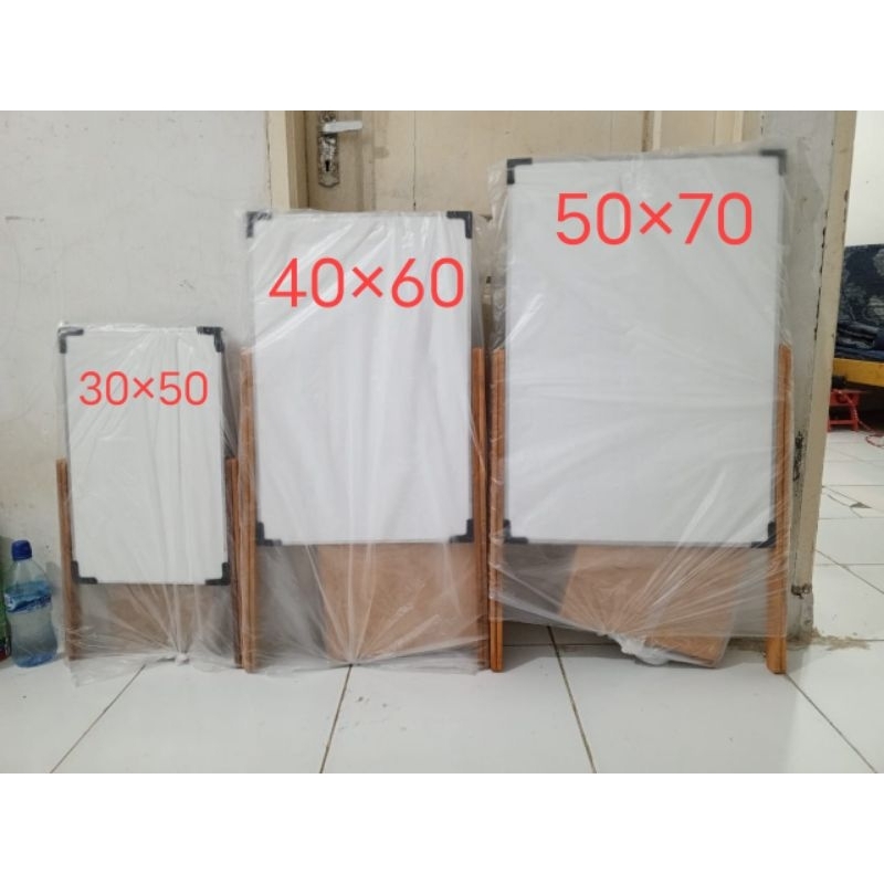 

PAPAN TULIS WHITEBOARD PLUS KAKI KAYU JATI LACI 30×50, 40×60, & 50×70