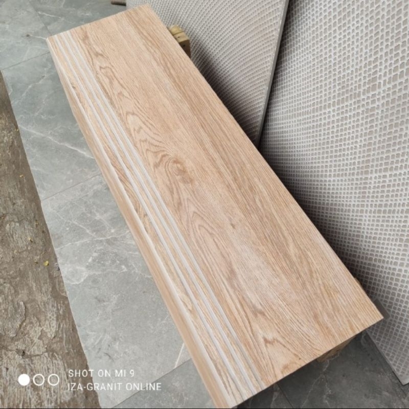 Granit lantai anak tangga stepnosing bevel motif kayu ikad dwilow late kw1