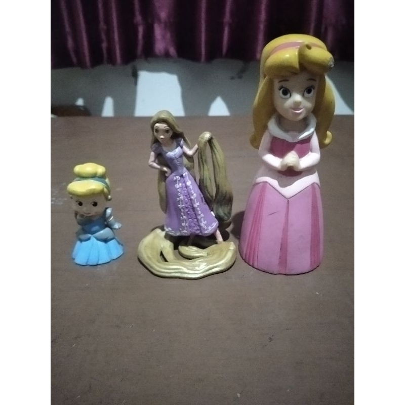 Figure mainan barbie
