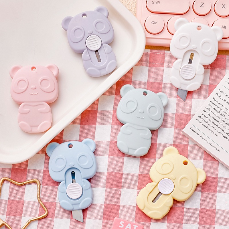 

DECORRY (CUT02) Pisau Cutter Mini Gantungan Motif Panda Bear Untuk Unboxing Travelling Import/ Alat Pembuka Paket