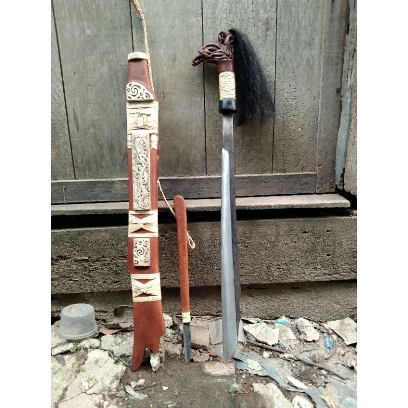 mandau  asli borneo dari kayu Ulin kombinasi