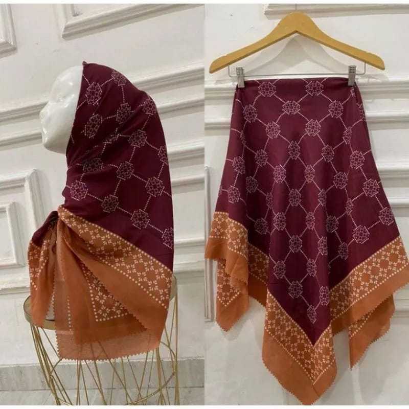 Hijab Segi Empat Voal Premium Motif Luna Maroon