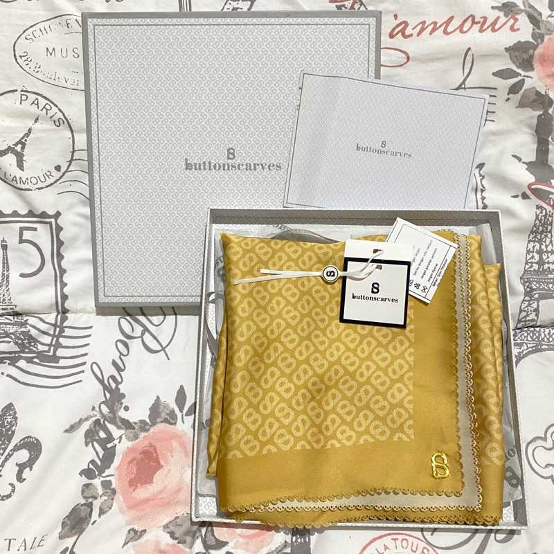 preloved BUTTONSCARVES tapis satin square