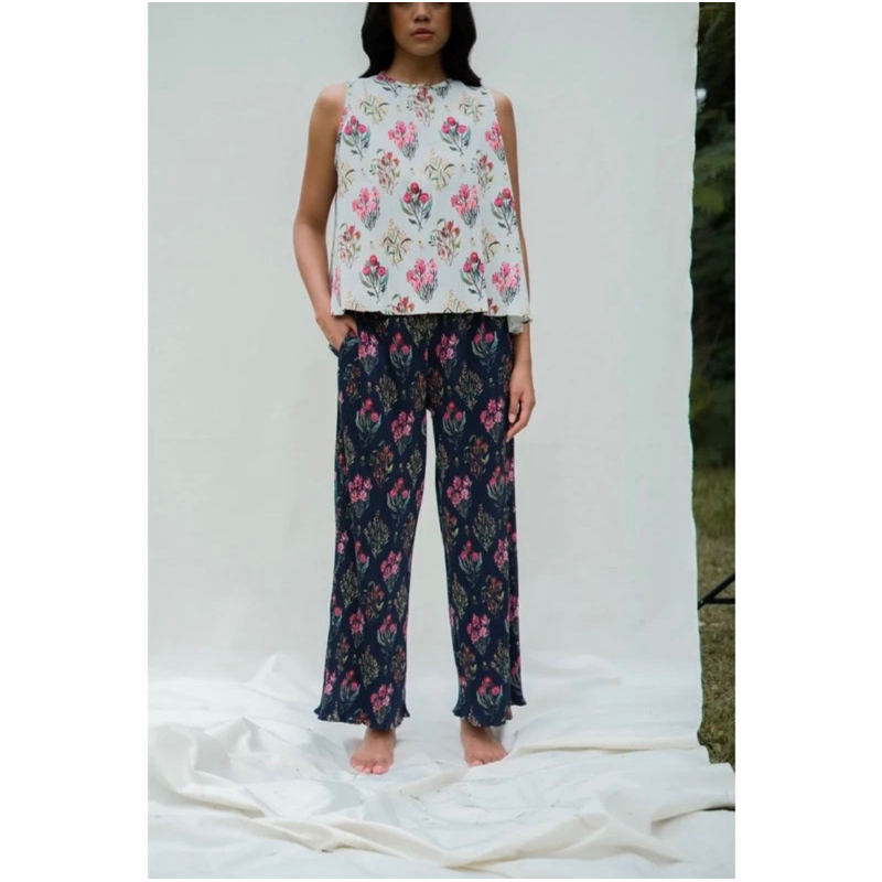 Kyrra Lola Pleated Pants Celana Panjang Wanita Midnight (Preloved)