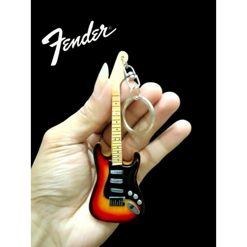Gantungan Kunci Gitar Fender Stratocaster Brown Sunburst Pickguard Hitam