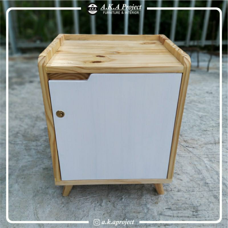 Nakas kayu / Meja kamar / lemari minimalis