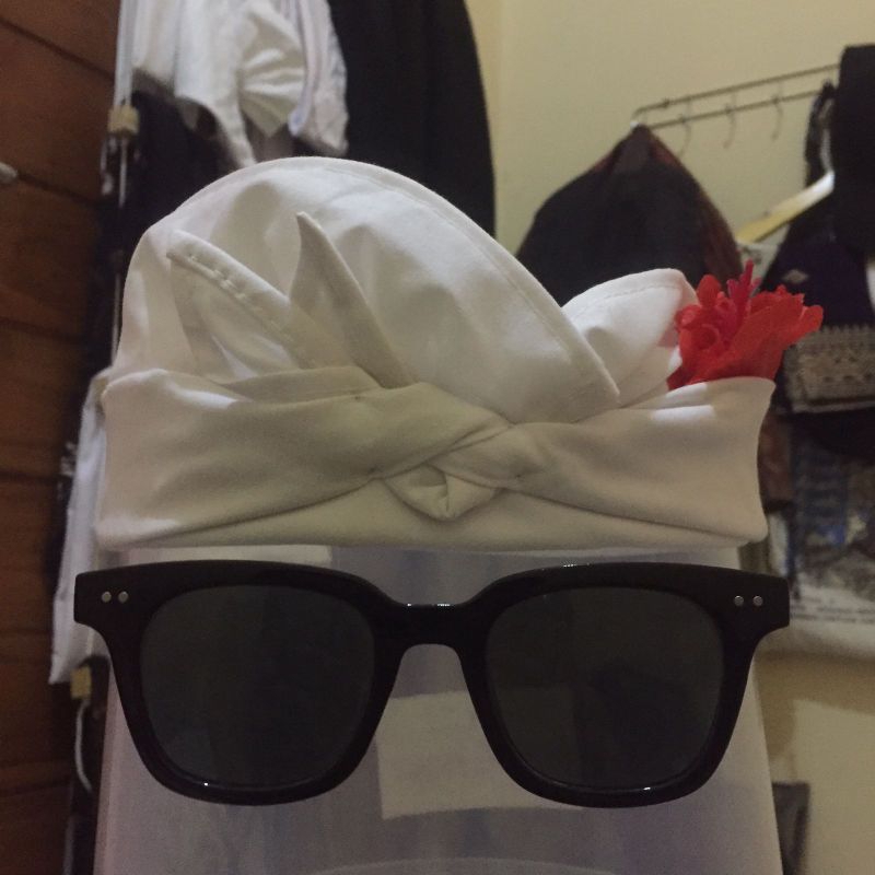 Udeng putih jadi bungkulan / sibakan