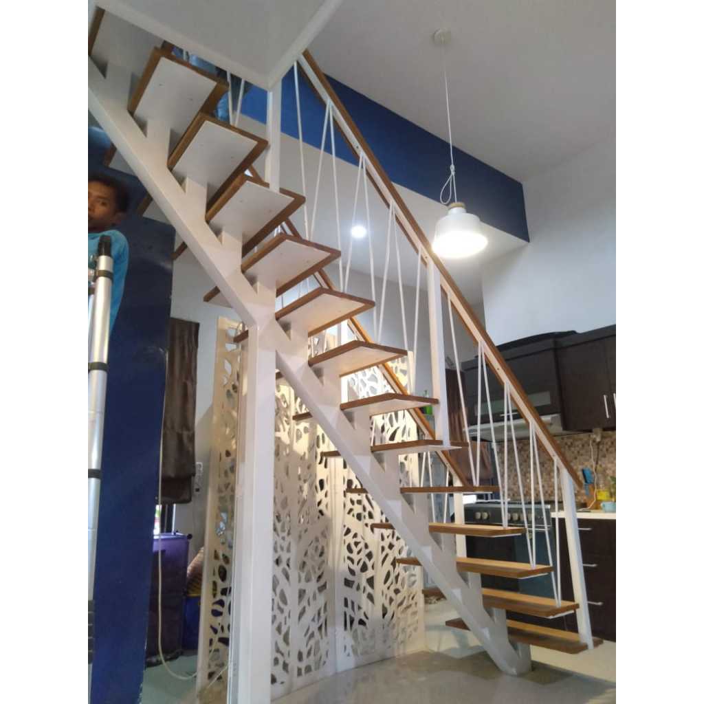 Tangga mezzanine step kayu di mezzanine cantik