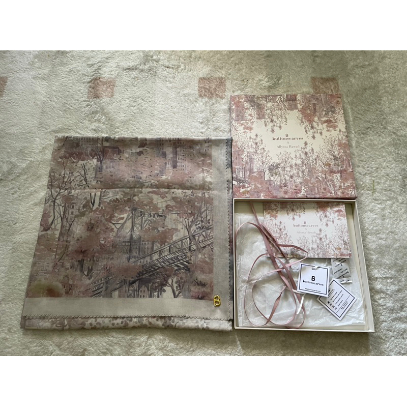 Preloved Buttonscarves Newyork Upper West Side