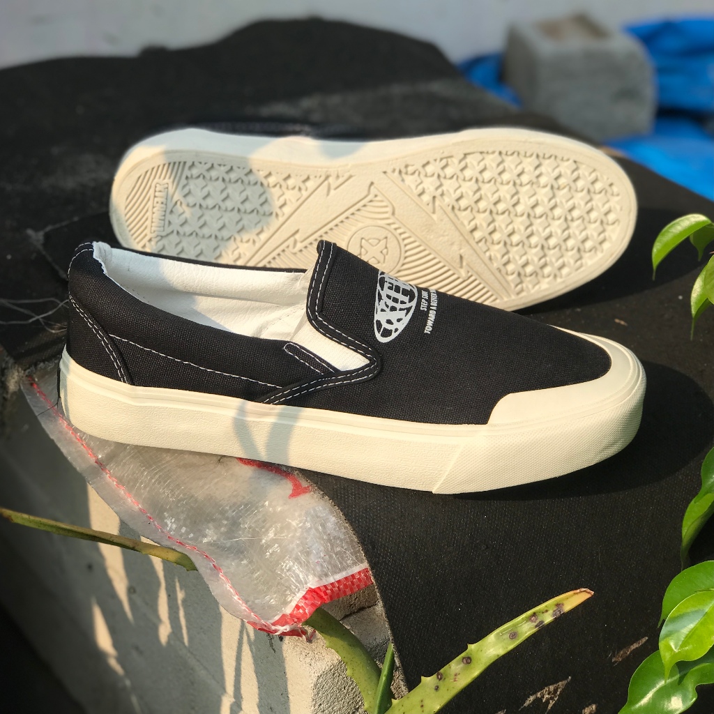 Sepatu XternalStepSure Slip On Globe Black White Kasual