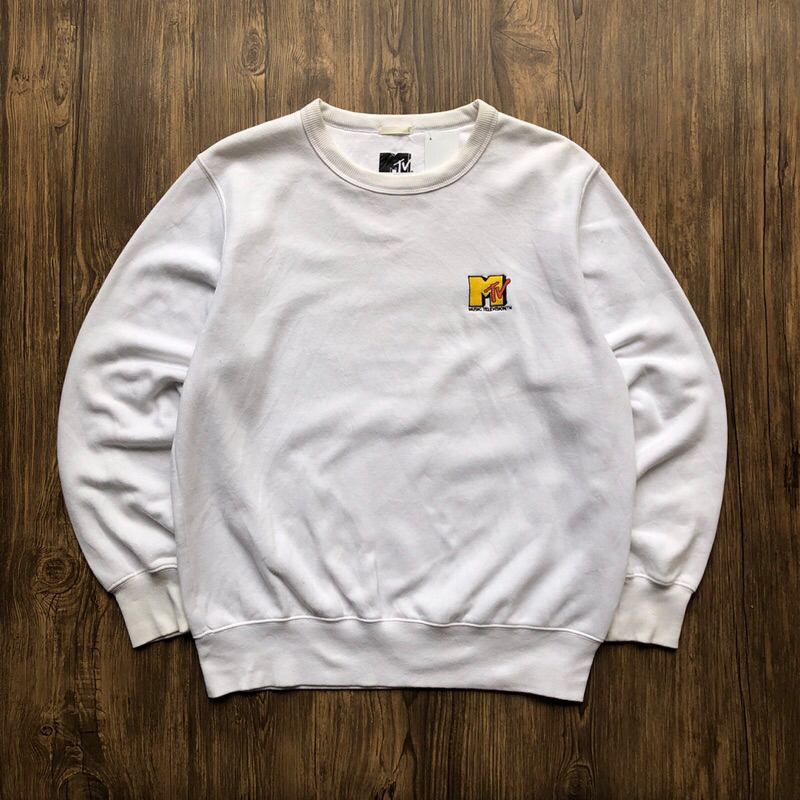 MTV crewneck small logo embiordery by gu