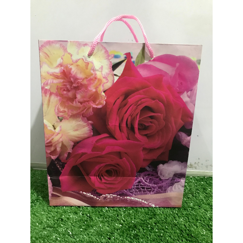 

Paper bag motif mawar uk: 18x9x22cm harga 1pcs