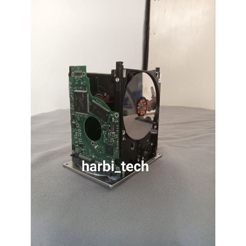 

hiasan ruang tamu/ruang belajar tempat pensil/bolpen terbuat dari hardisk laptop
