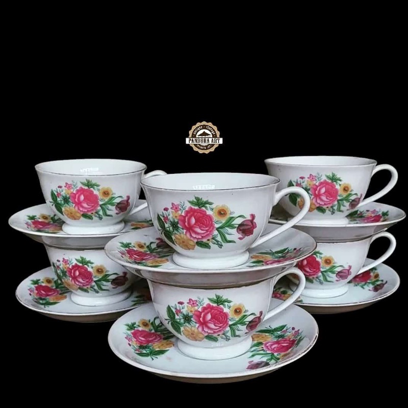 Cangkir teh lawas motif aneka bunga