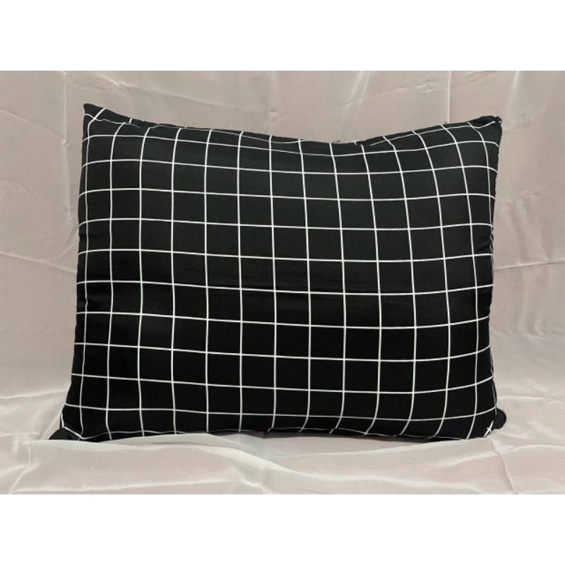 sarung bantal motif kotak hitam ukuran besar ( 48 x 60 )