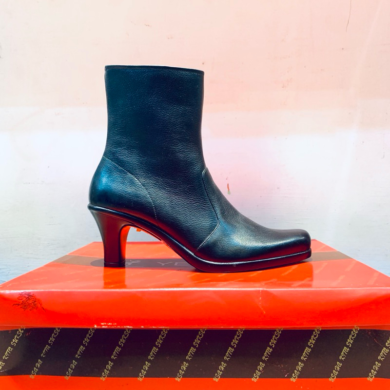 Sepatu Boots Wanita / Sepatu Pantofel YENIFREE - B-001 (Sepatu Kantor Wanita)