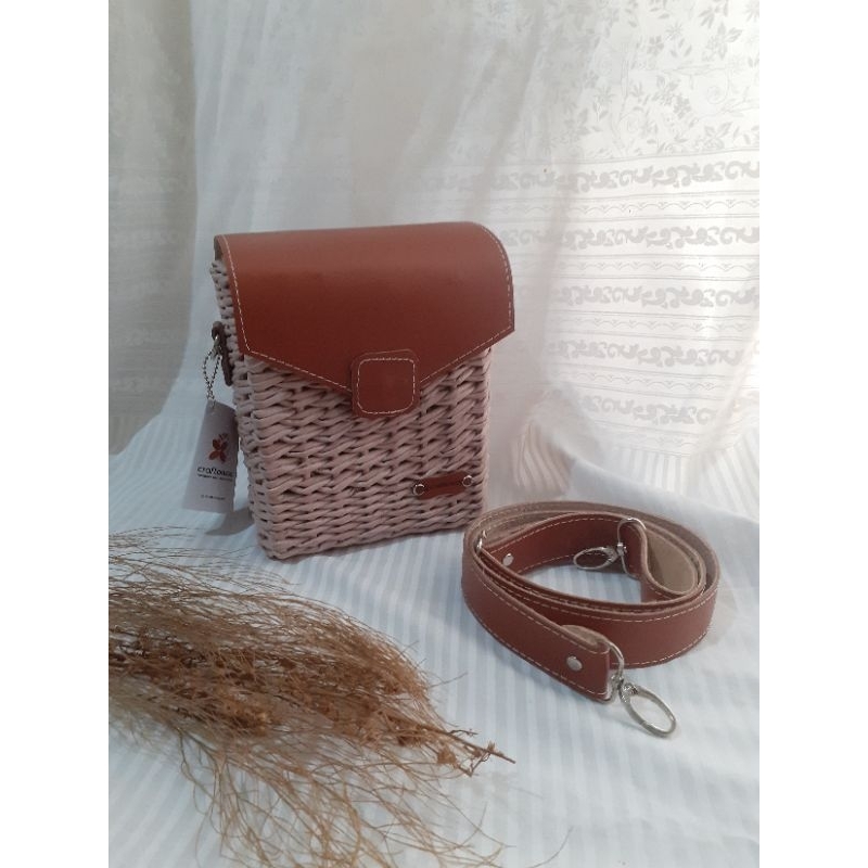 Craftonesia ArjunaBag Tas Selempang Anyaman kertas koran