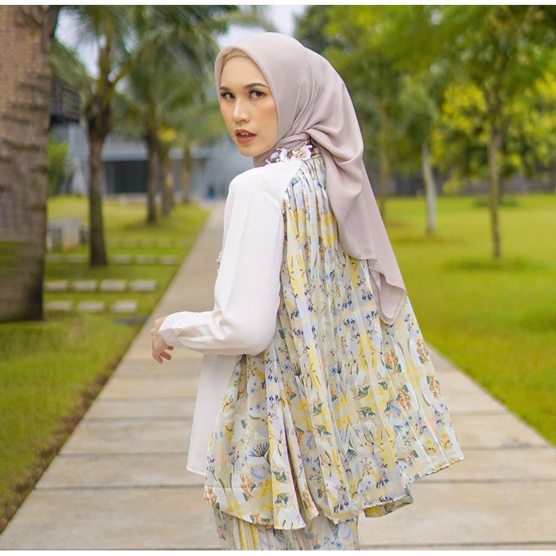 pesananJenna and kaia vera top preloved vvgc in green size S