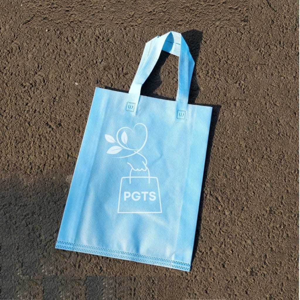 

Goodie bag handle lipat samping 25x35x8 / Tas Spunbond / 65gsm / satuan