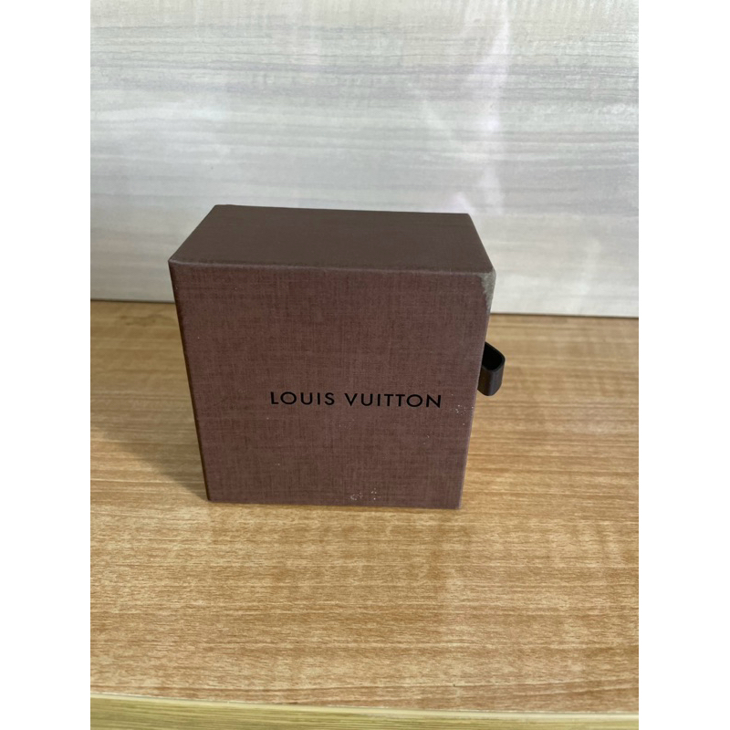 

Box Louis Vuitton size 9 x 9 x 5 cm / Box Lv kecil