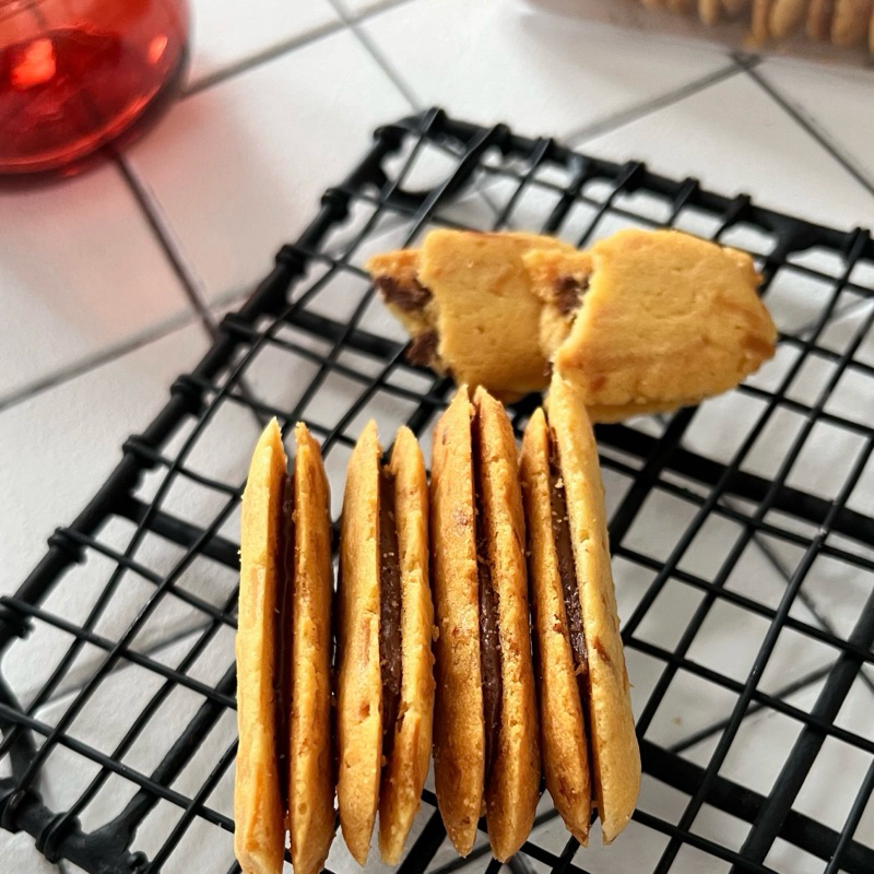 

kue kering lidah kucing keju nutella / keju almond