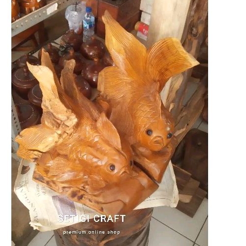 Patung Kayu Tunggak Jati Ikan Koi