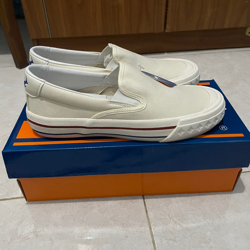 Compass Retrograde Slip On Original Size 40 Warna Cream BNIB