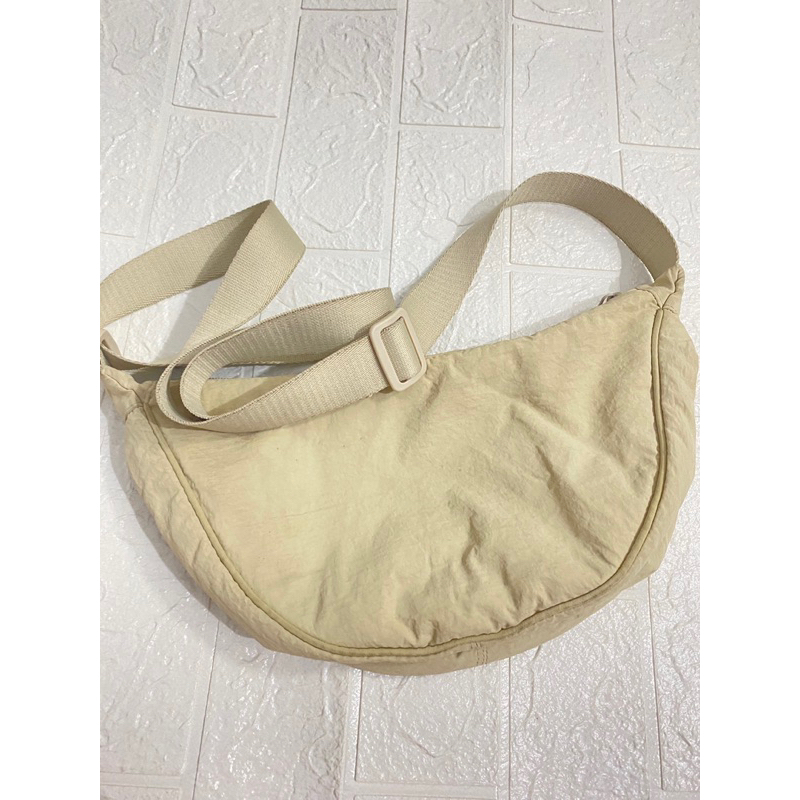 UNIQLO SLING BAG CREAM