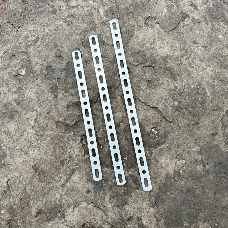 

PLAT PENGGARIS PLAT LUBANG SERBAGUNA UKURAN 30 CM TEBAL 1,5 MM